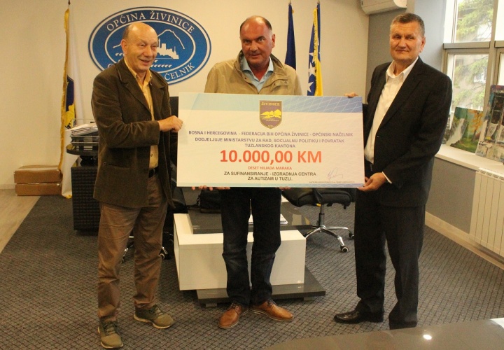 Gradonačelnik Samir Kamenjaković uručio donatorski ček za izgradnju Centra za autizam