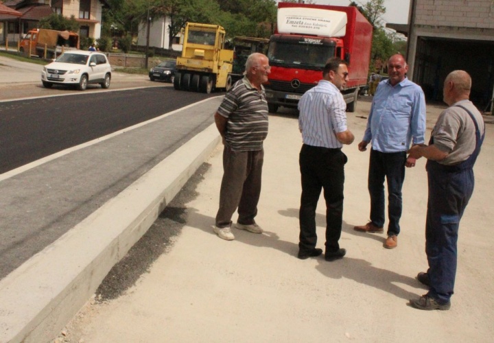 Izgradnja i asfaltiranje treće kolovozne trake i pješačke staze u Dubravama
