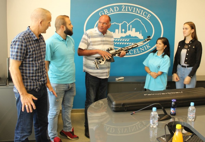 Članovima Streljačkog kluba osoba sa invaliditetom Živinice uručena nova standard puška