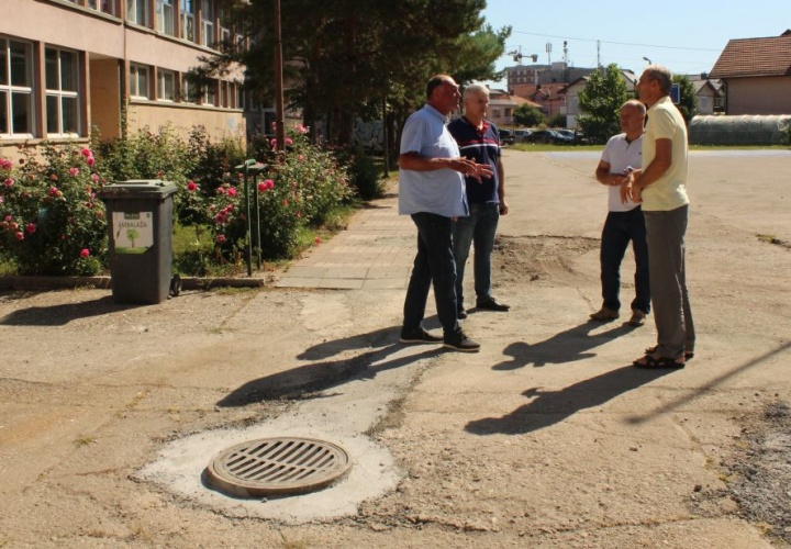 Asfaltiran plato ispred Prve osnovne škole