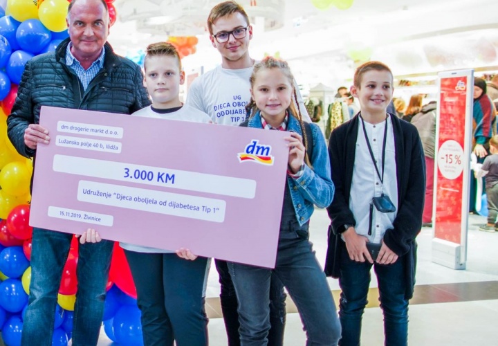 Povodom otvaranja prve dm prodavnice u Živinicama uručena donacija djeci oboljeloj od dijabetesa tip 1