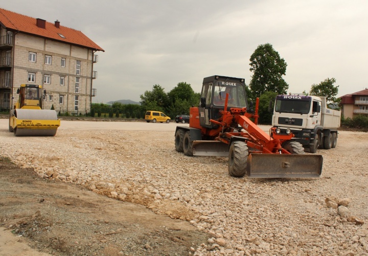 Počela izgradnja parking prostora kod Srednjoškolskog centra u Živinicama