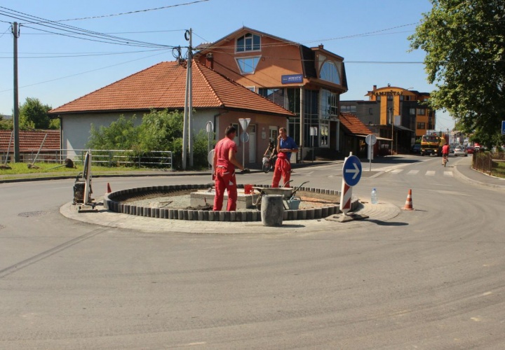 U toku radovi na izgradnji simbola Cvijet Srebrenice na kružnom toku kod Prve osnovne škole u Živinicama